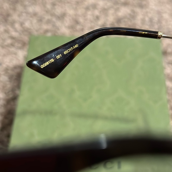 Extremely Gently Loved Gucci Sunglasses - Picture 7 of 9